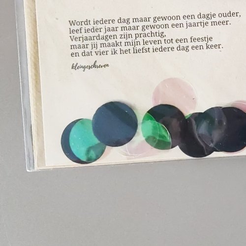 Confettikaartje: 'wordt iedere dag maar gewoon een dagje ouder'