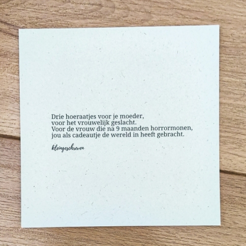 Geboortekaartje: 'Drie hoeraatjes voor je moeder'